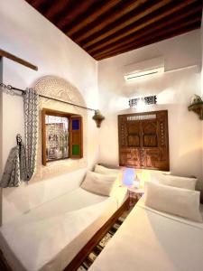 Entire Cozy Riad-Fez Medina Guest House with Rooftop