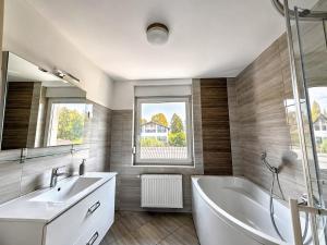 Bright, panoramic apartment with mountain views