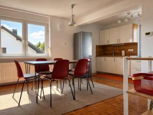 Bright, panoramic apartment with mountain views