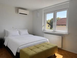 Bright, panoramic apartment with mountain views