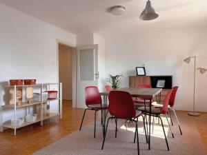 Bright, panoramic apartment with mountain views