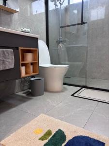 Elegant 1BR with Pool & Gym Near Junction Mall