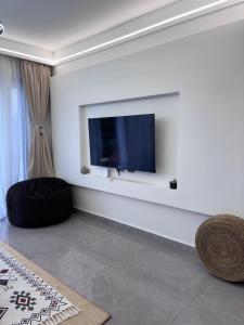 Elegant 1BR with Pool & Gym Near Junction Mall