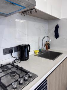 Elegant 1BR with Pool & Gym Near Junction Mall