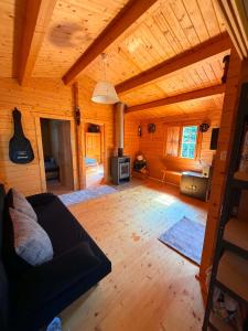 Chatka pod skalou