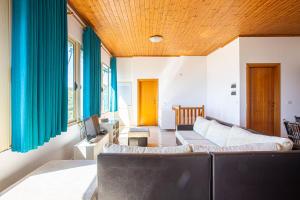 Radhima Penthouse HUGE 2 BR Apt - Sea View, Parking & Kitchen - 2 Toilets