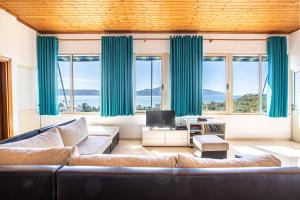 Radhima Penthouse HUGE 2 BR Apt - Sea View, Parking & Kitchen - 2 Toilets