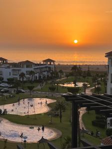 Beachfront Apartment in Assilah, Private Solarium, 4 Pools, Secure Residence, WiFi, Parking