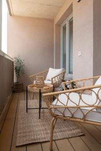 Designer Apt near Old Town with AC, Private Parking, Loggia