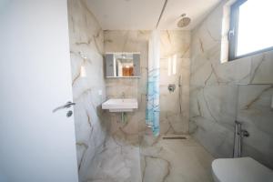 Blue Wave 2BR Apartment- Triple Swimming pool