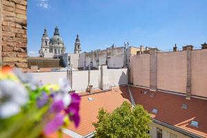 Steps from the Basilica Stylish 2BR City Hideaway