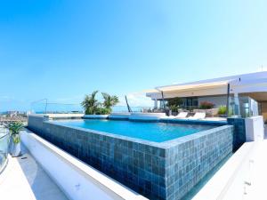 Luxury Studio with amazing Rooftop pool near the beach