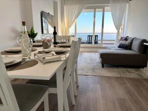 Axenic Getaway - Duplex, Sleeps 6, 3 Bedrooms, 2 Bathrooms, Panoramic Ocean View, Rooftop Terrace