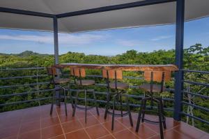 Villa with separate guest house, pool, concierge