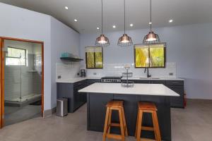 Villa with separate guest house, pool, concierge