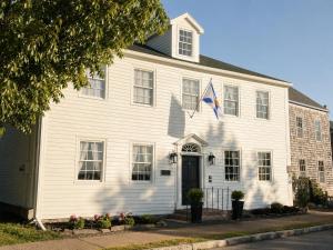 Bailey House Inn - Georgian Waterfront Retreat