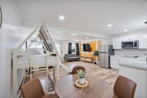 The Presidential Studio a Golden Getaway