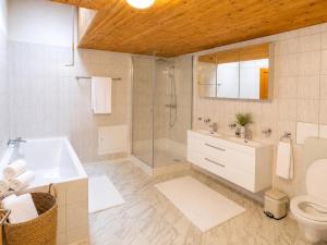 Alpine Serviced Apartment with Mountain Views