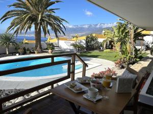 Apartment in Radazul by the sea