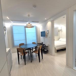 Stay in Seoul, 3 min to Seoul Station, New Apt, 3 Air Conditioners, Elevator, Rooftop, Quiet & Cozy