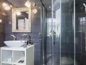 Classic One Bedroom Apartment with Sea View