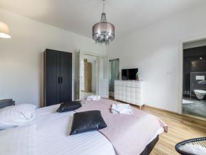 Classic One Bedroom Apartment with Sea View