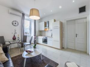 Classic One Bedroom Apartment with Sea View