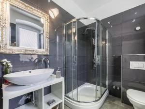 Classic One Bedroom Apartment with Sea View