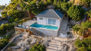 Coastal Villa Retreat - Swim Out Pool - Close to Beach - Amenities