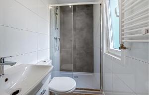2 Bedroom Beautiful Home In Oude Pekela
