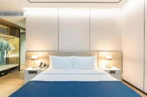 The-Enclave Stayz Near IGI Airport New Delhi