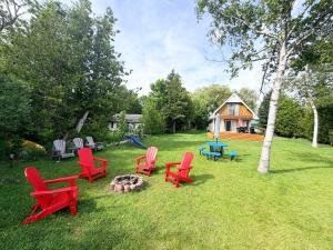 Cozy Lakefront Cottage - Canoeing, Fishing, Swimming & Firepit
