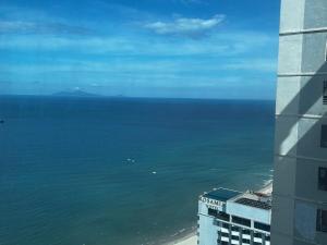 2 Bedrooms with Ocean View, 1 min walk to Beach