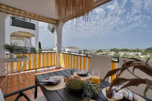 Bright Stylish Apt Sea Views, Pool and Sunsets