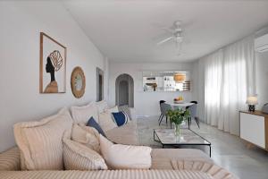 Bright Stylish Apt Sea Views, Pool and Sunsets