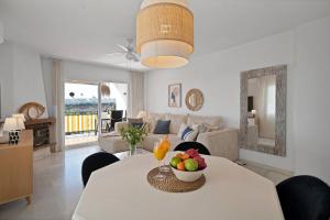 Bright Stylish Apt Sea Views, Pool and Sunsets