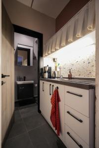 Mercan Apartments Balat - Mirror Niche Room
