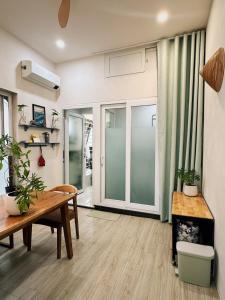 Cozy Apartment with balcony in District 1