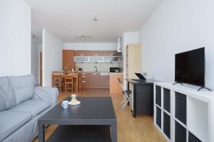 Spacious Apartment with a Balcony and Workspace Close to Downtown by Noclegi Renters