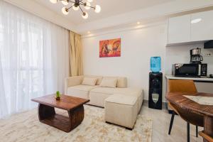 Cool 1 BR on 16th floor, Westlands with pool & gym