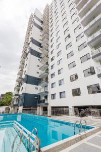 Cool 1 BR on 16th floor, Westlands with pool & gym