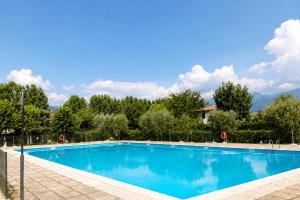 Residence The Yellow Fish with Pool