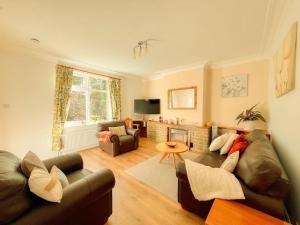 Furnished 3BR House - Free Parking, WiFi, Kitchen