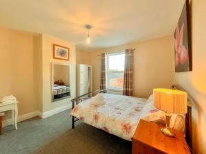 Furnished 3BR House - Free Parking, WiFi, Kitchen