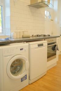 Furnished 3BR House - Free Parking, WiFi, Kitchen