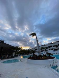 3 bedroom, heated pool, free parking