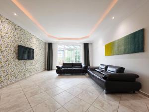 Villa - 9 Schlafzimmer - 2 Wohnzimmer - 3 Küchen - Garten