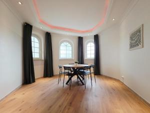 Villa - 9 Schlafzimmer - 2 Wohnzimmer - 3 Küchen - Garten