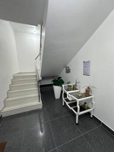 2BR Apt Near HOMS Airport w Parking w WiFi