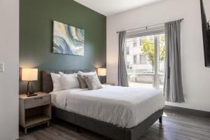Landing Amazing 2BD Courtyard Clubhouse
